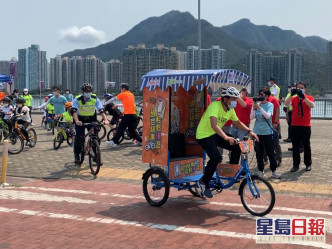 單車安全週設有全港獨有三輪宣傳單車供市民拍照。