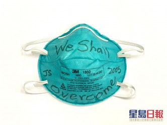 沈祖堯在沙士期間與團隊所使用的N95口罩。他堯表示當時口罩十分珍貴,醫護人員須不斷重用,差不多一星期才更換一個。(沈祖堯藏品)