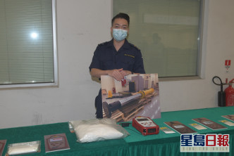 海關機場科空運貨物組督察邱墩弘偵破油壓裝置販毒案,檢獲市值一億三千萬元可卡因。蔡楚輝攝57357326