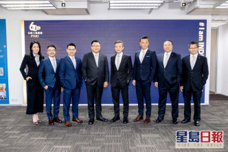 新任工总副主席林世豪（右二）与主席叶中贤（右四）及另外六位副主席合影。