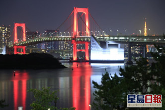東京彩虹大橋換成紅色，提醒民眾別鬆懈防疫。網民Rila1123圖片
