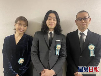 （左起）有村架純、菅田將暉及《她》片導演土井裕泰盛裝出席TAMA電影獎。