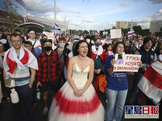 示威群眾則在遊行期間高呼「白俄羅斯萬歲」、「你是老鼠」等口號。AP
