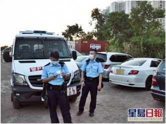警員於新沙崗圍路一停車場內尋獲一輛懷疑涉案私家車。