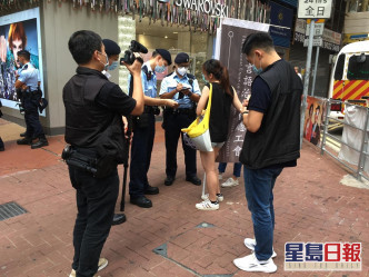 該會今年七一擺街站，派發其中一本繪本時，遭警察查問。香港言語治療師總工會fb圖片