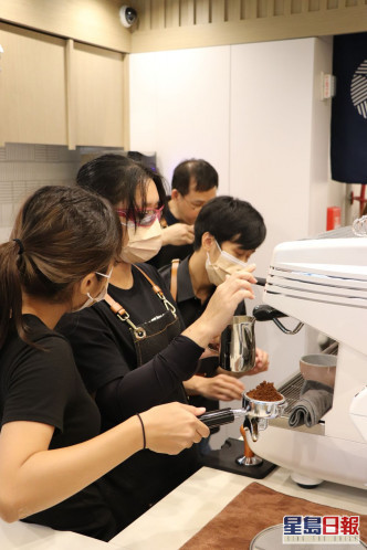 視障咖啡師展示沖調咖啡。香港失明人協進會圖片