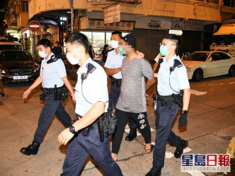 警方于福荣街近黄竹街交界，截获6名南亚裔男子及该辆私家车。