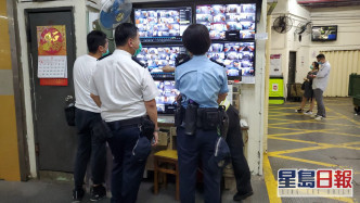警员与保安员翻查闭路电视片段。