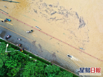 廣西西洪水淹沒的低窪路段。新華社