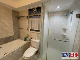主人房浴室兼備浴缸及淋浴間設計，住戶可兼享浸浴及淋浴之樂。
