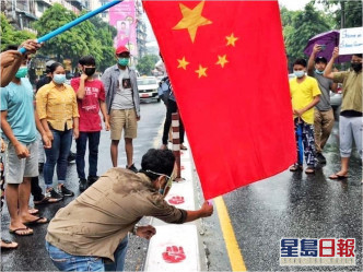 有示威者焚烧中国国旗。网图