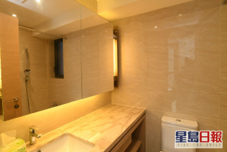 浴室设有横向大镜，可提升空间感。