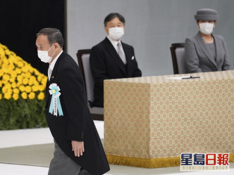 菅義偉及日皇德仁夫婦出席全國戰歿者追悼儀式。AP