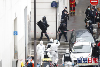 巴黎警方封鎖附近街道調查。AP圖片