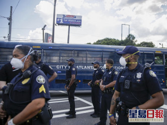 有民眾發起抗議活動警員在場戒備。AP