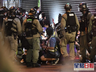 警方喝令記者蹲下及禁止他們繼續拍攝。 資料圖片