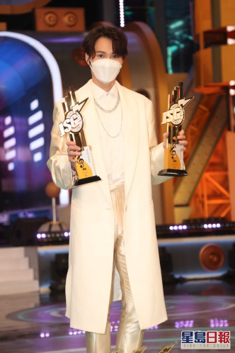 胡鴻鈞這晚奪得5個獎項成為男歌手大贏家。