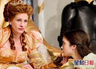 Lily在電影《魔鏡·魔鏡：白雪公主決戰黑心皇后》飾演白雪公主。