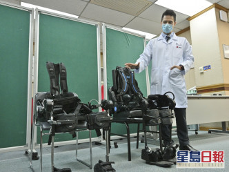 醫管局港島西聯網脊髓損傷復康團隊引入「機械腳」助脊癱病人進行復康訓練。