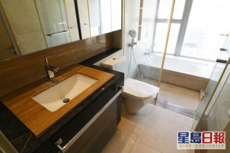 浴室空間寬敞，淋浴及浴缸兼備。