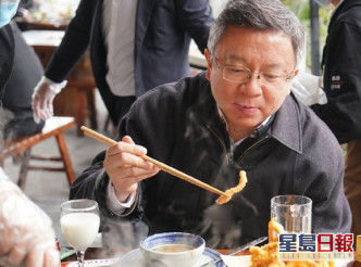 重慶副市長李波在餐館堂食火鍋。網圖