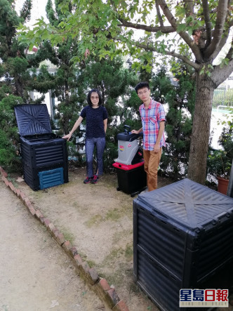 羅敏儀(左)與許信揚(右)指住宅回收園林廢物用作「就地堆肥」的所佔空間不多,只需用上數個堆肥箱及碎枝機等器材。THEi提供圖片