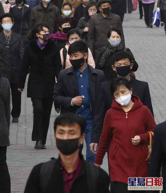 北韓市內市民都戴上口罩。AP