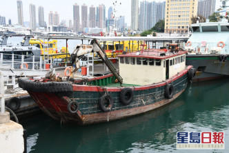 涉案渔船利用吊臂将怀疑走私货物运送到快艇上。