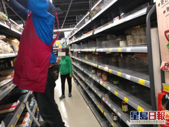 台灣民眾搶購日用食品。網上圖片