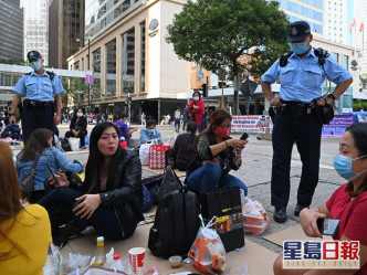 警員隨即請不是在進食的聚集人市戴上口罩。