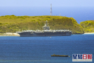 遭新冠肺炎冲击的航空母舰「罗斯福号」停泊在关岛。AP资料图片
