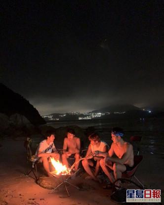 （左起）吳肇軒、林家熙、胡子彤和朱鑑然晚上圍住營火吹水，真有Feel。