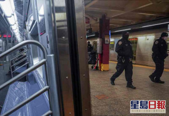 案發後紐約警方加派500名警員在地鐵巡邏。AP