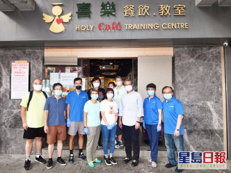 陳茂波到九龍一家社企幫手派發飯盒予當區基層長者。