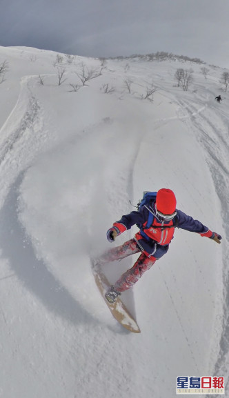 MV中紀錄了Eric不少滑雪高難度動作。