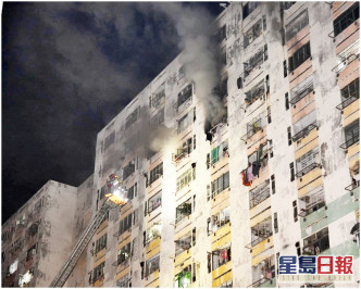 現場為白田邨13座12樓一單位，單位冒出濃煙。