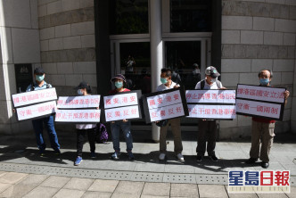 有市民在英國領事館外抗議英國干預香港問題。