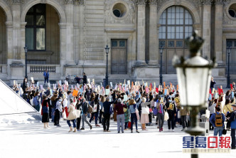 巴黎罗浮宫重开。AP图片