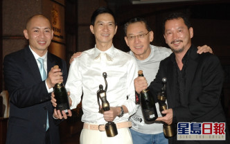 09年，張家輝憑《証人》首奪香港電影金像獎影帝，導演林超賢及老闆楊受成及智叔到賀。