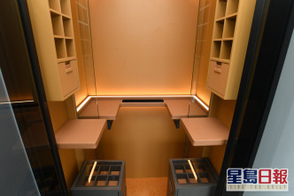 每間房都設專屬衣櫃，衣櫃提供靈活間隔，並內置照明。（本木22樓A3室）