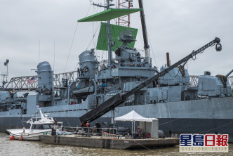 电影⼤部分镜头于⼆战驱逐舰 USS Kidd 上实地取景。