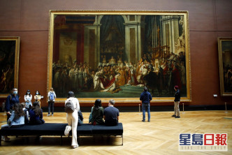 巴黎罗浮宫保持访客社交距离。AP图片