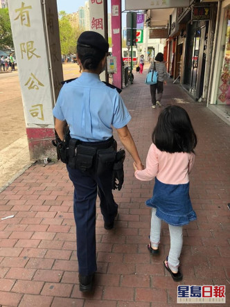 警員協助女孩一家團聚。警方圖片