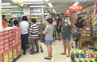不少市民到超市买食品。