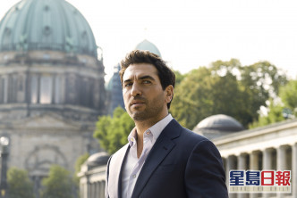 德國版《完美陌生人》男星Elyas M'Barek飾演新手律師。