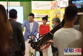 由於疫情嚴峻，TVB只安排攝影記者進入廠內拍攝。