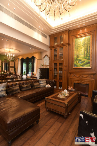 廳內以以實木色地板配白色牆身，巧用大量實木色家具，感覺樸實自然。