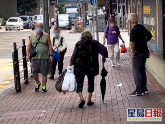 老婦外出時帶同垃圾到街外丟棄。影片截圖