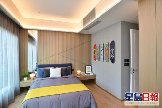 睡房採用滲光燈槽，營造暖意氛圍。