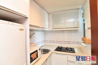 厨房保养不俗，所有家电皆为嵌入式，节省空间。